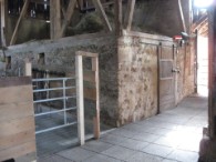 Blick vom Pferdebereich Richtung Stallgasse/Schleuse. Blick vom Pferdebereich Richtung Stallgasse/Schleuse.